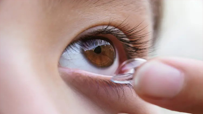 بهترین مارک لنز طبی و قیمت مناسب ترین چیست؟ 15 خرید لنز طبی برای رطوبترسانی و راحتی