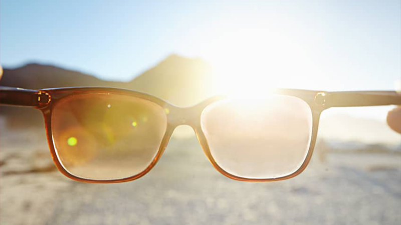 بهترین مارک لنز طبی و قیمت مناسب ترین چیست؟ 32 بهترین مارک لنز طبی و قیمت آن ؛ محافظت در برابر اشعه فرابنفش